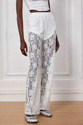 Lilyana – Spitzenhose mit Cut-outs und Blumenmuster